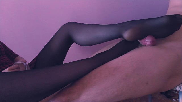 Сексуальная брюнетка в черных колготках дрочит член ухажеру ногами
