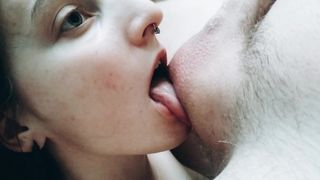 Девушка целует член до оргазма, помогает небольшим вибратором (Ролик из частной коллекции)
